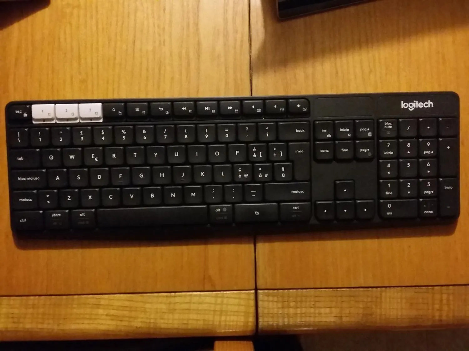 Logitech K375s tastiera wireless italiana nera con stand