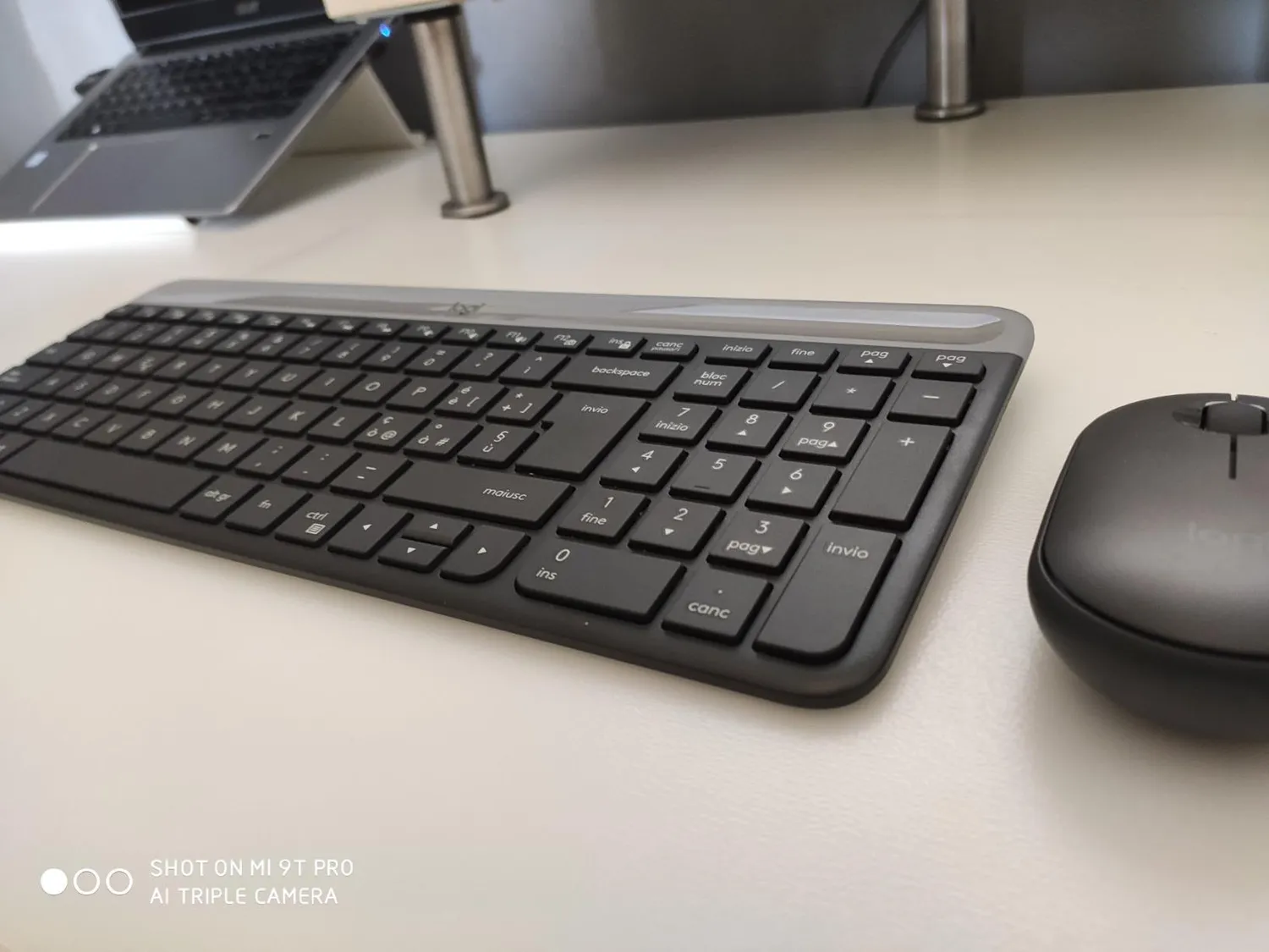 Logitech MK470 Slim kit tastiera e mouse wireless bianco silenzioso