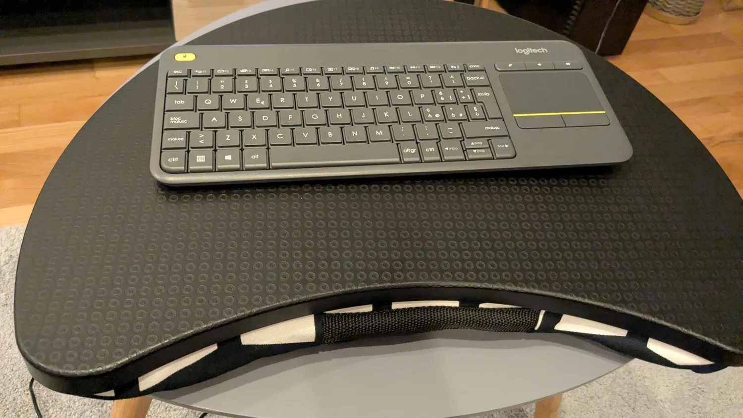 Logitech K400 Plus tastiera wireless bianca con touchpad