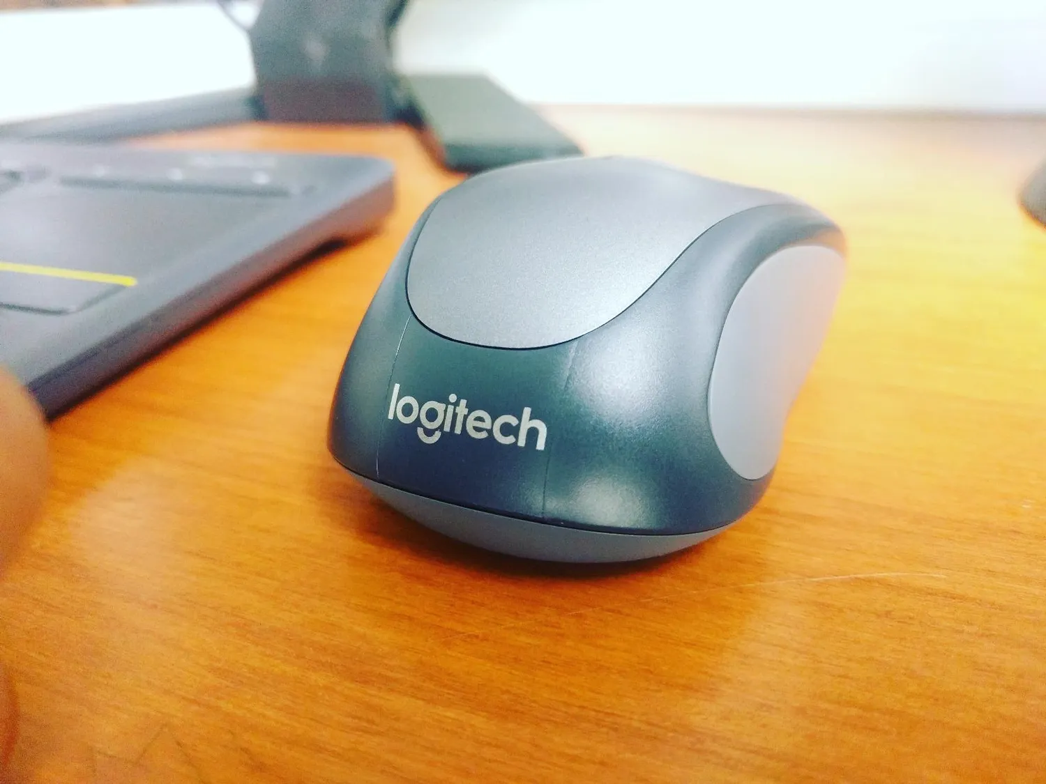 Logitech M235 mouse wireless Nero Rosso compatto