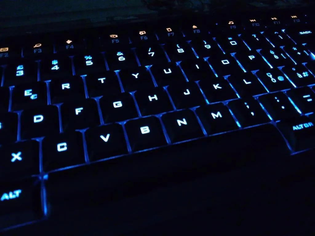 Logitech K740 Tastiera Cablata Illuminata ITA QWERTY Sottile