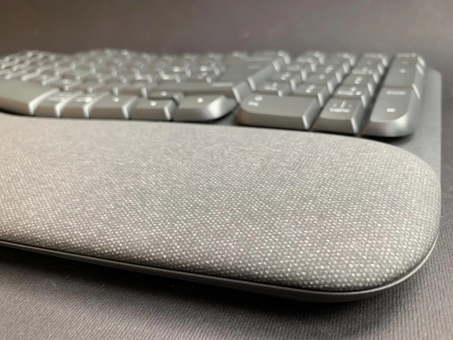 Logitech Wave Keys tastiera wireless ergonomica grafite ITA