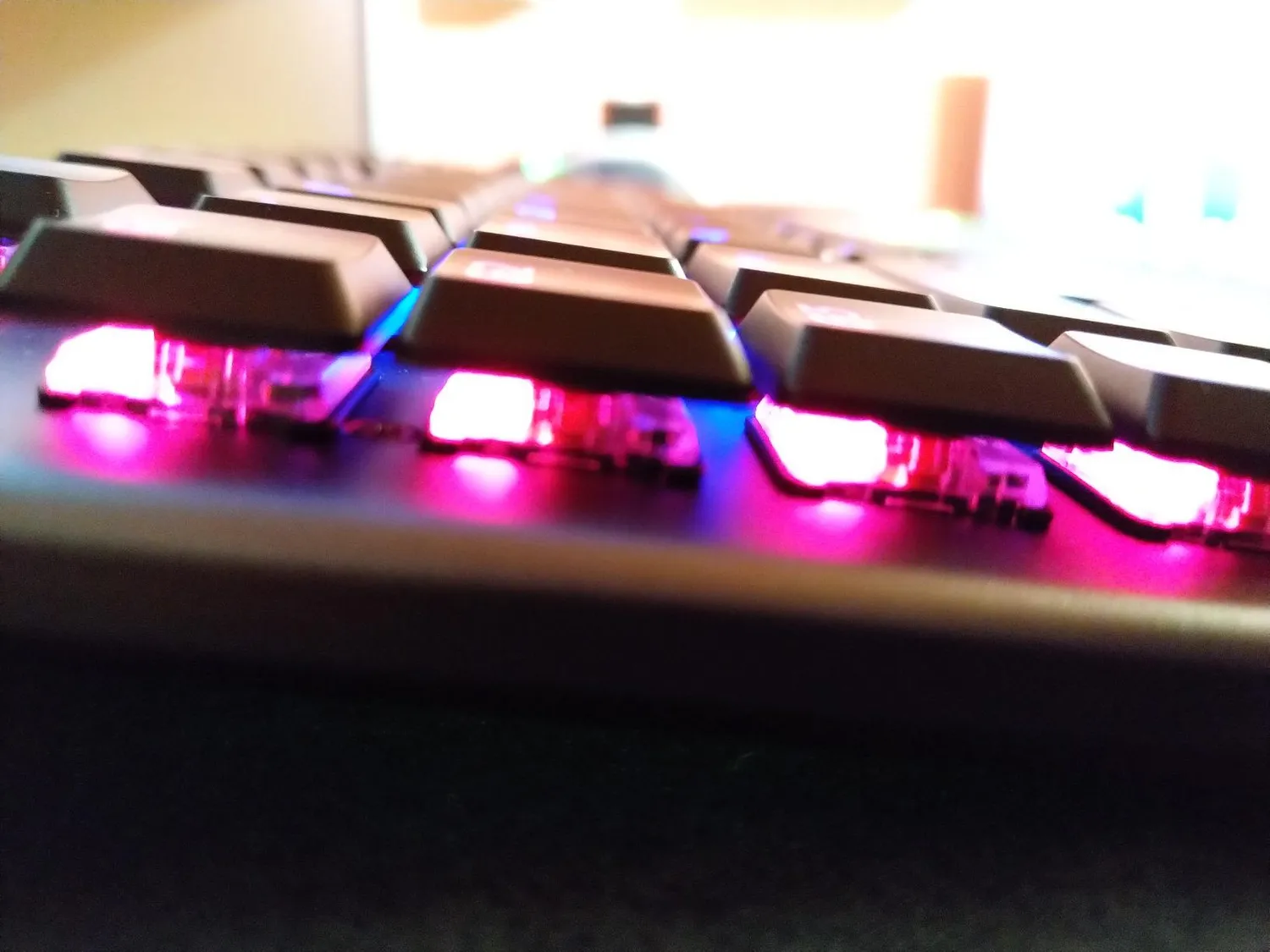 Logitech G G815 tastiera gaming cablata RGB tactile US low-profile