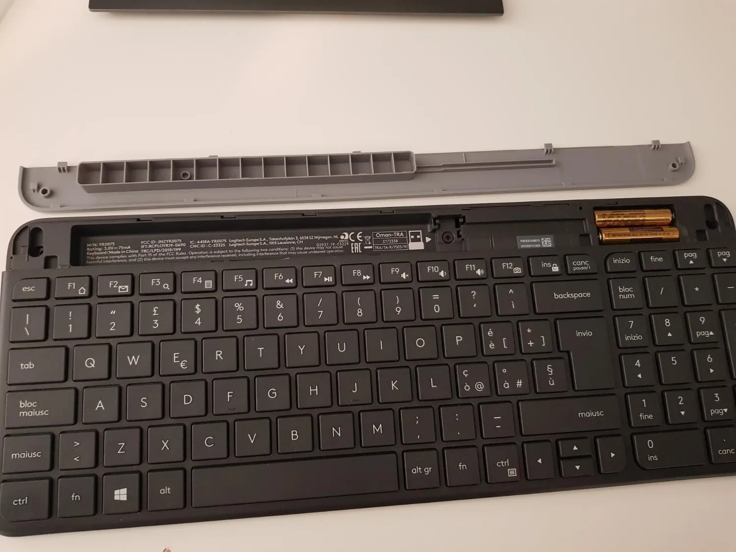 Logitech MK470 Slim kit tastiera e mouse wireless bianco silenzioso