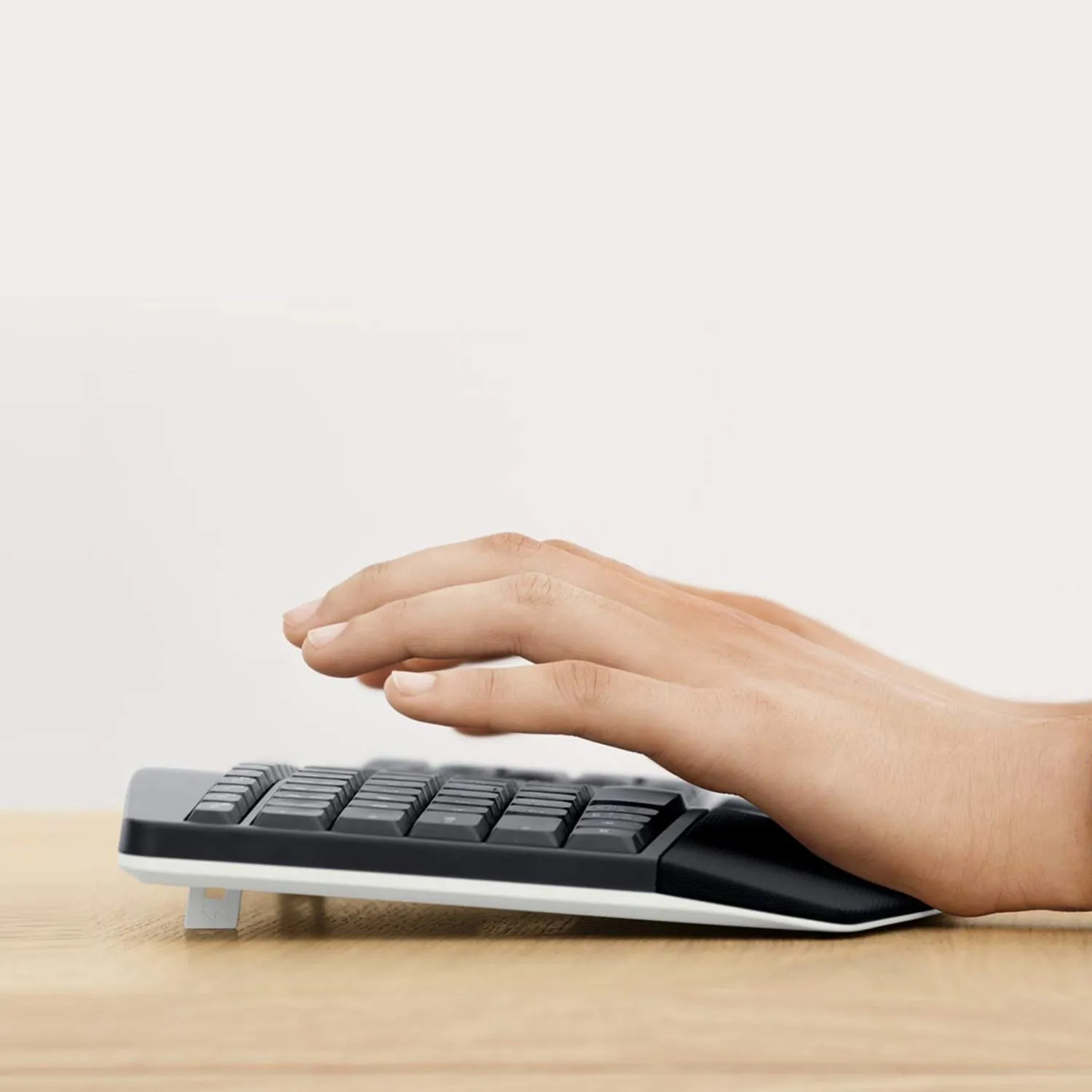 Logitech MK850 Kit Tastiera e Mouse Wireless Nero ITA