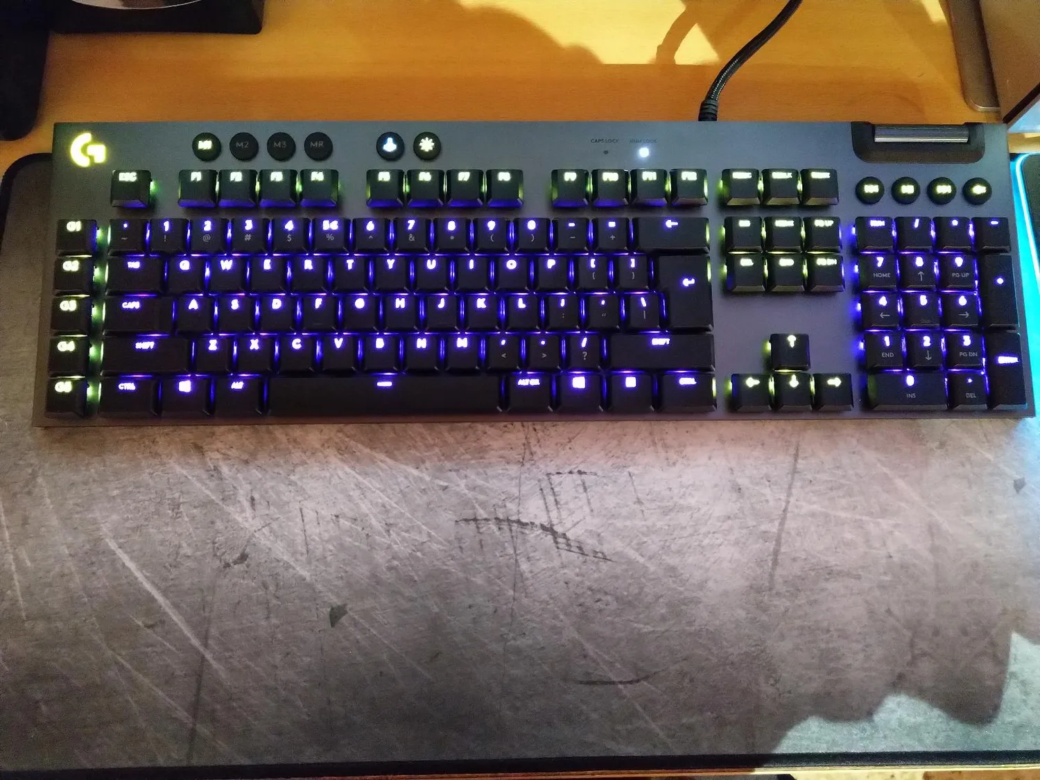 Logitech G G815 tastiera gaming cablata RGB tactile US low-profile