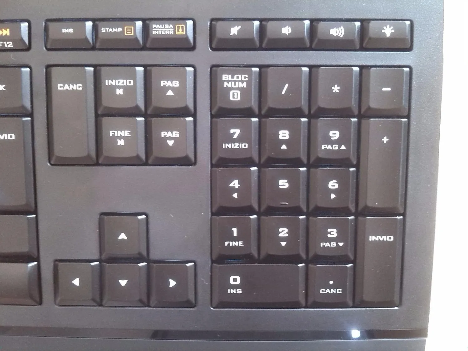 Logitech K740 Tastiera Cablata Illuminata ITA QWERTY Sottile