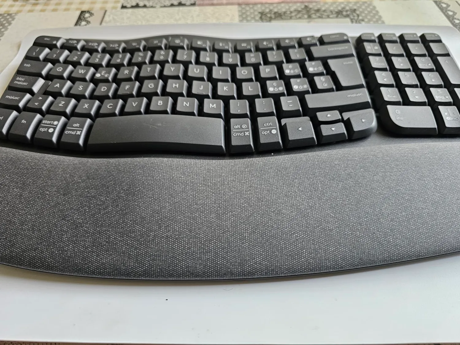 Logitech Wave Keys tastiera wireless ergonomica grafite ITA
