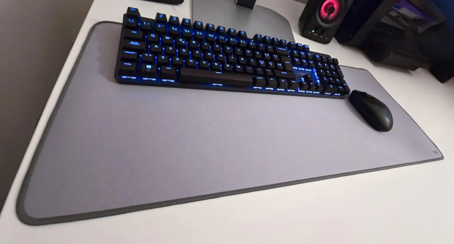 Logitech Studio Series Desk Mat tappetino rosa 30x70 idrorepellente