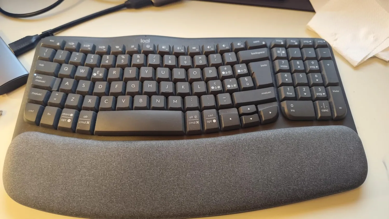 Logitech Wave Keys tastiera wireless ergonomica grafite ITA