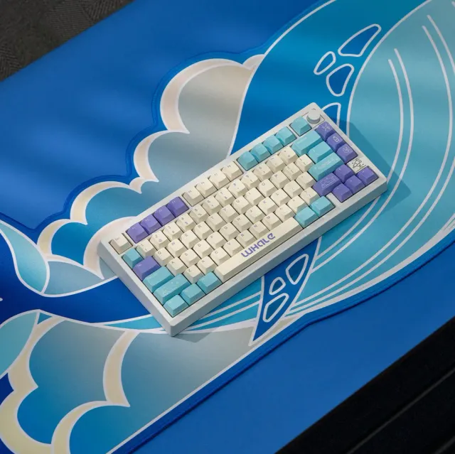 CoffeeKeys Whale tappetino deskmat Large blu 900x400