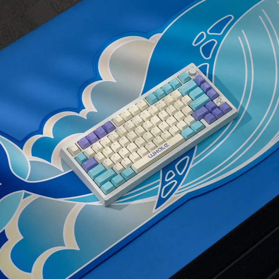 CoffeeKeys Whale tappetino deskmat Large blu 900x400