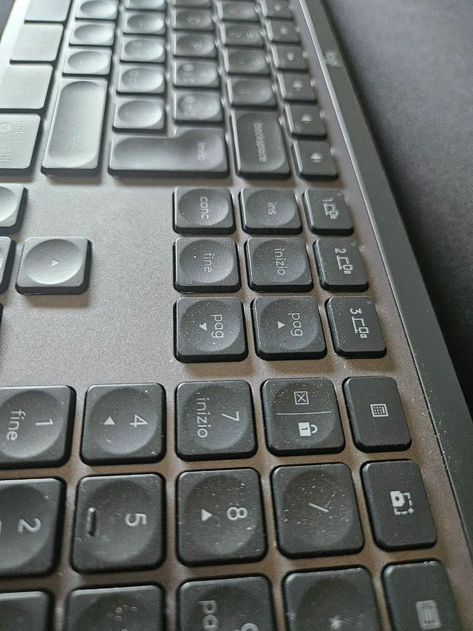 Logitech K400 Plus tastiera wireless bianca con touchpad