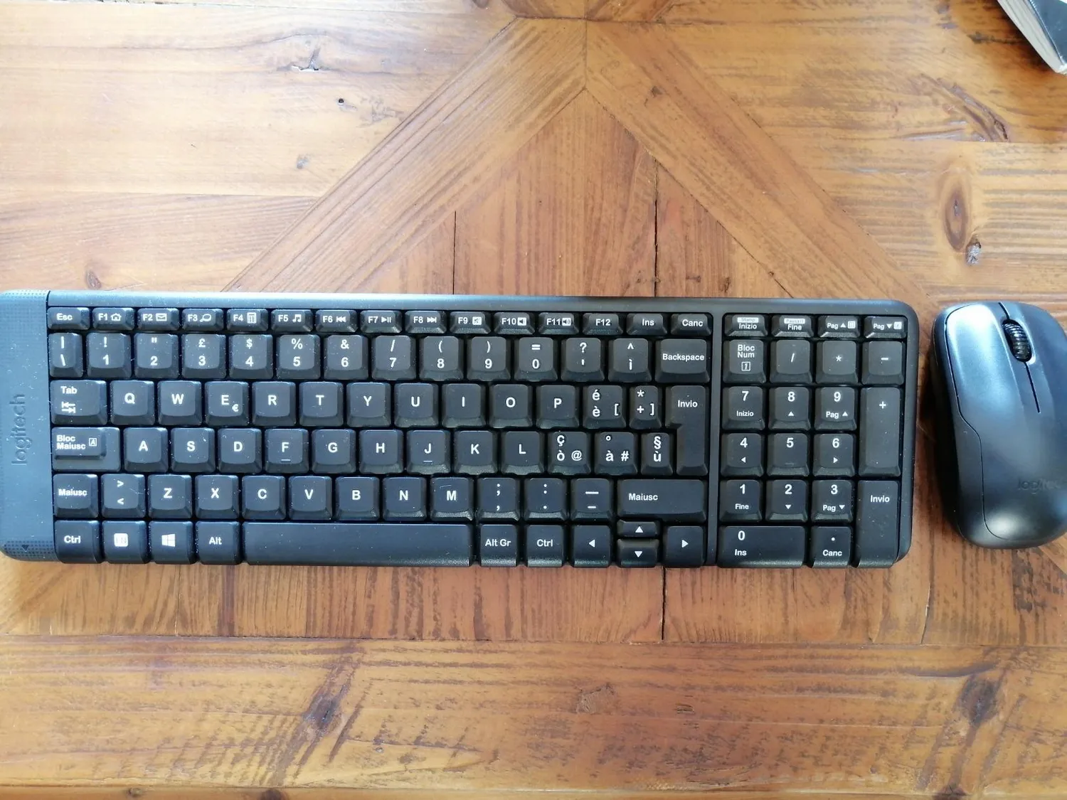 Logitech MK220 kit tastiera e mouse wireless compatti
