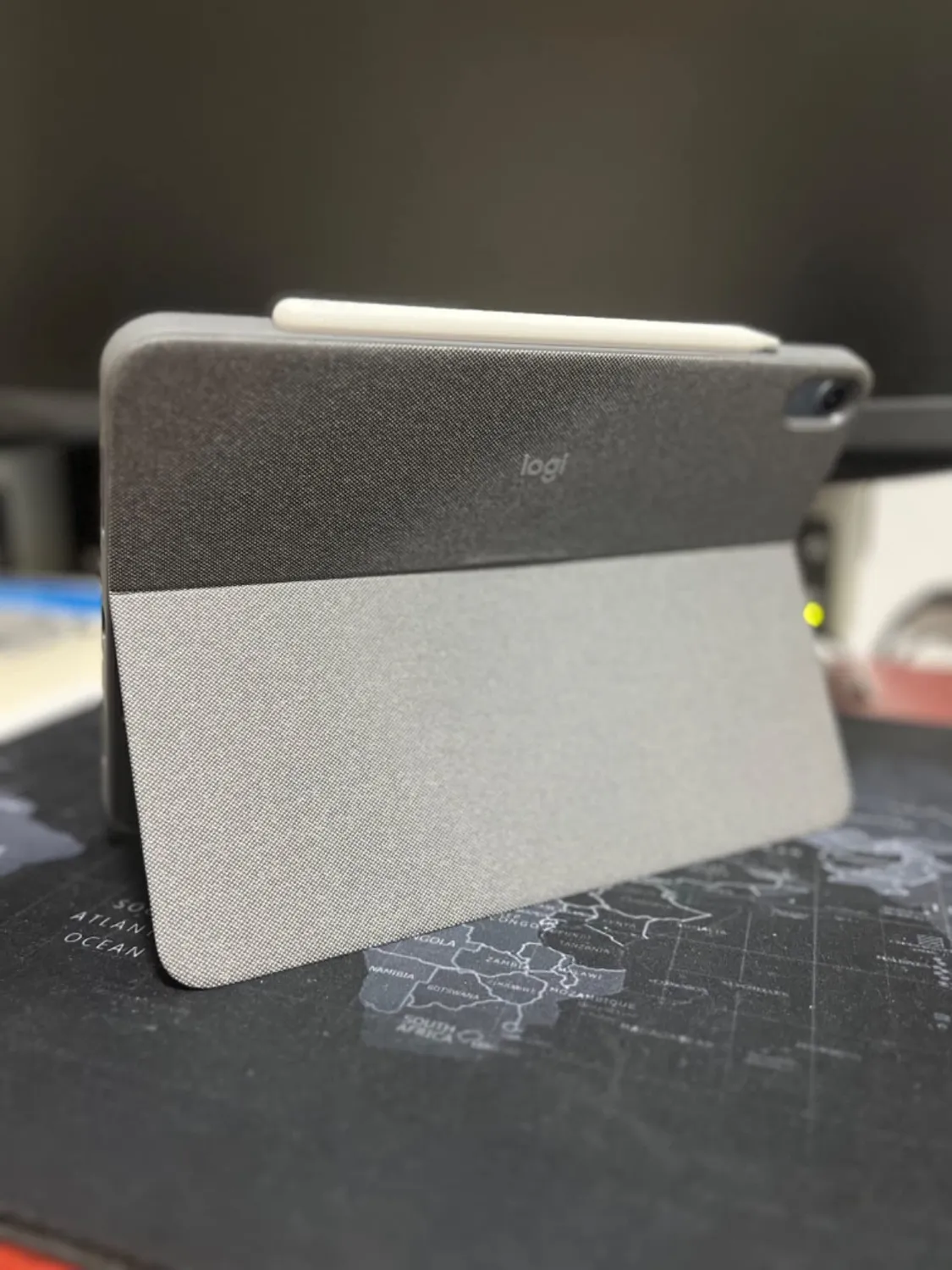 Logitech Combo Touch Custodia Tastiera iPad Air 4-5 Gen ITA retroilluminata