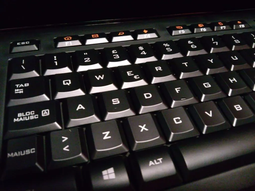 Logitech K740 Tastiera Cablata Illuminata ITA QWERTY Sottile