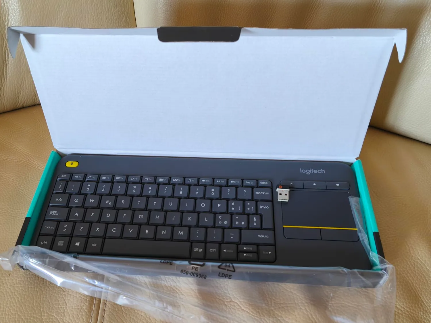 Logitech K400 Plus tastiera wireless bianca con touchpad