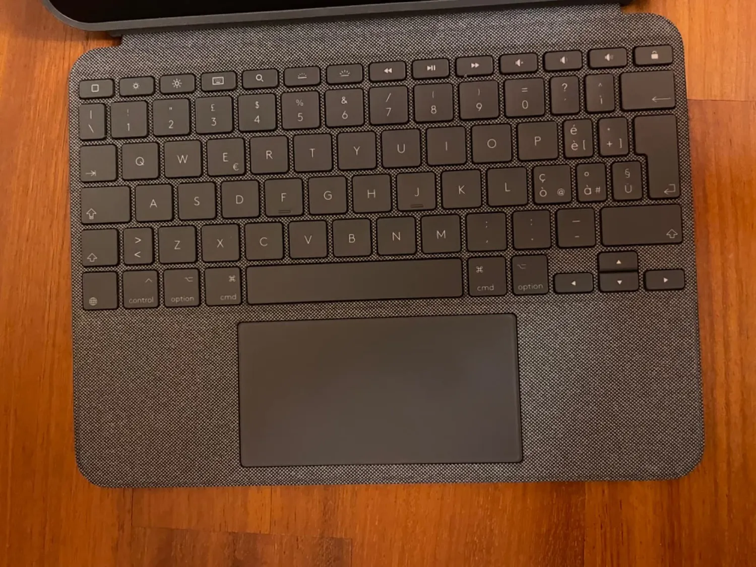 Logitech Combo Touch Custodia Tastiera iPad Air 4-5 Gen ITA retroilluminata