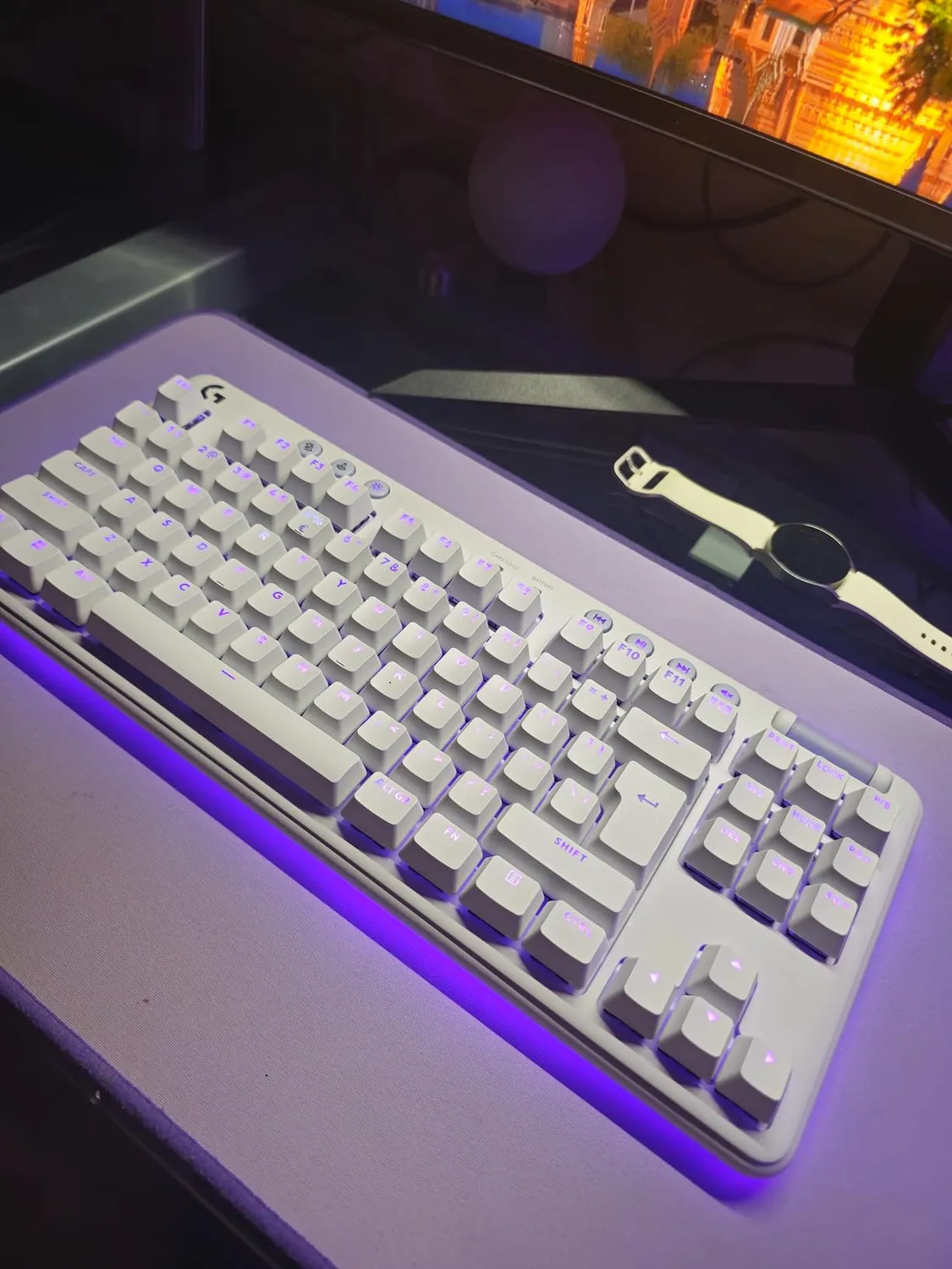 Logitech G G715 tastiera gaming wireless bianco RGB TKL