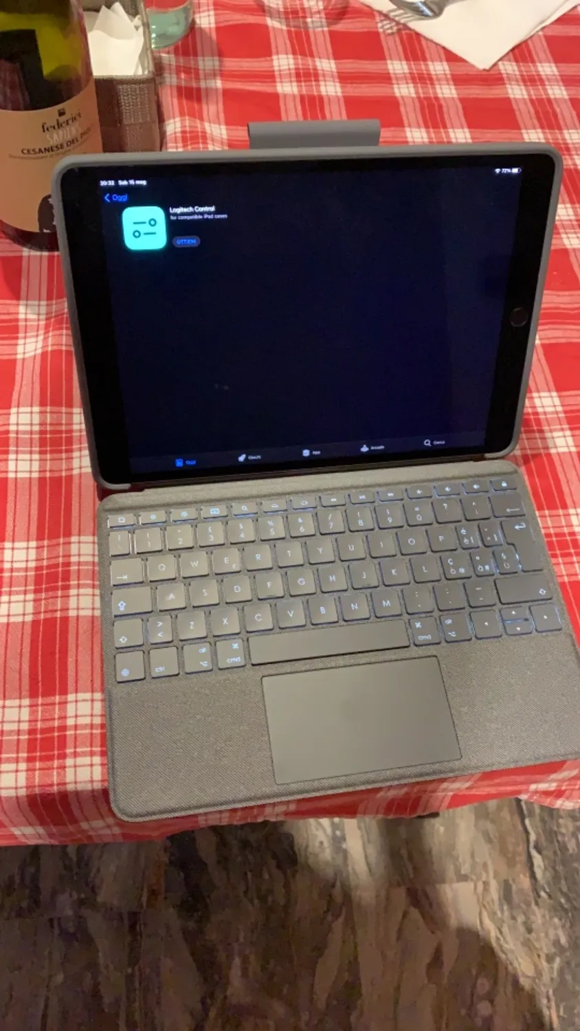 Logitech Combo Touch custodia tastiera iPad Air ITA retroilluminata