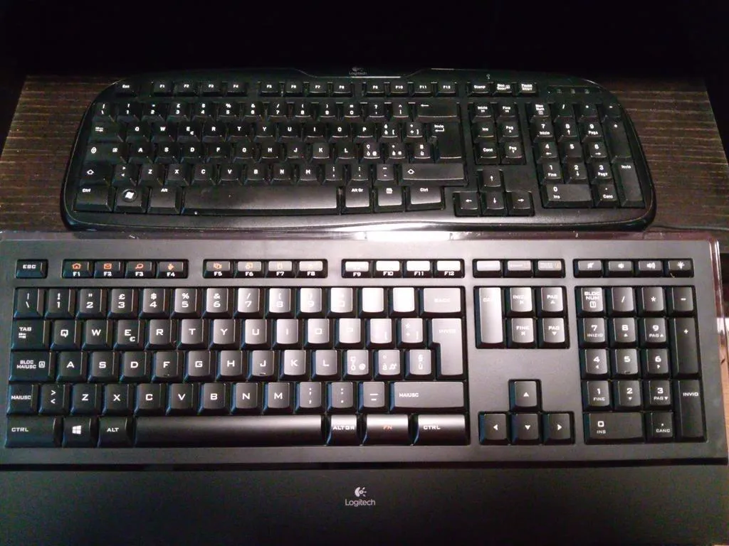 Logitech K740 Tastiera Cablata Illuminata ITA QWERTY Sottile