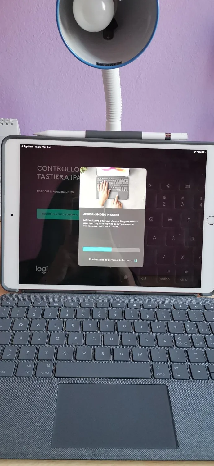 Logitech Combo Touch custodia tastiera iPad Air ITA retroilluminata