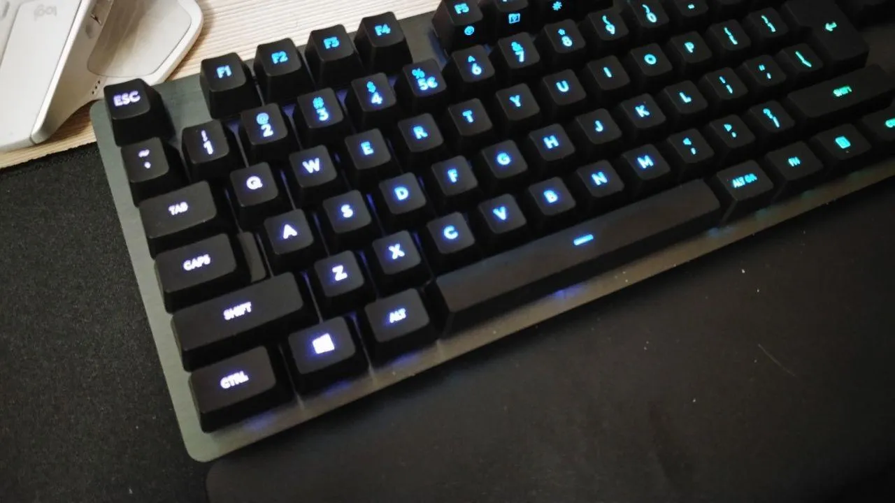 Logitech G513 tastiera gaming meccanica RGB carbon IT