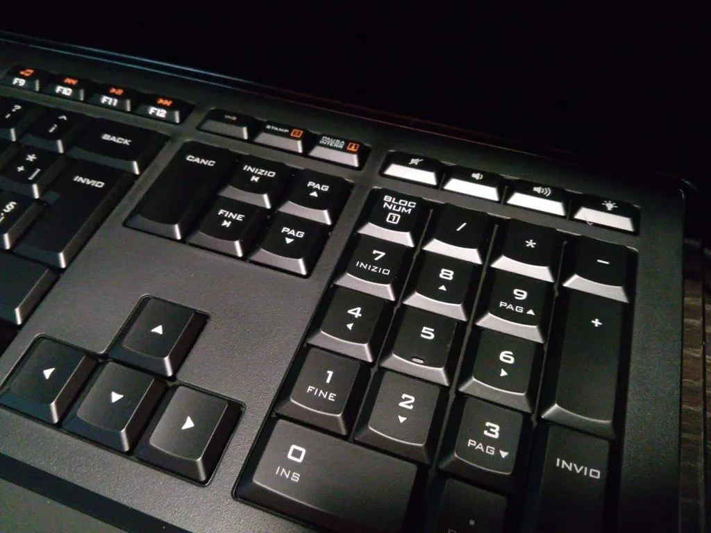 Logitech K740 Tastiera Cablata Illuminata ITA QWERTY Sottile