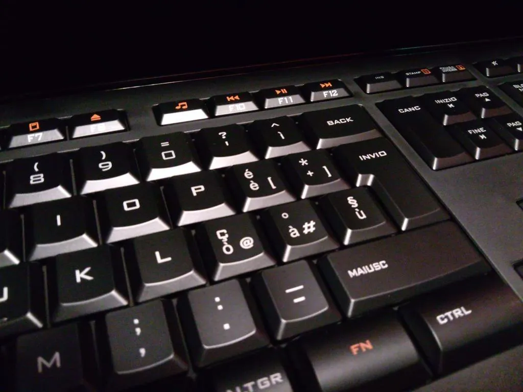 Logitech K740 Tastiera Cablata Illuminata ITA QWERTY Sottile