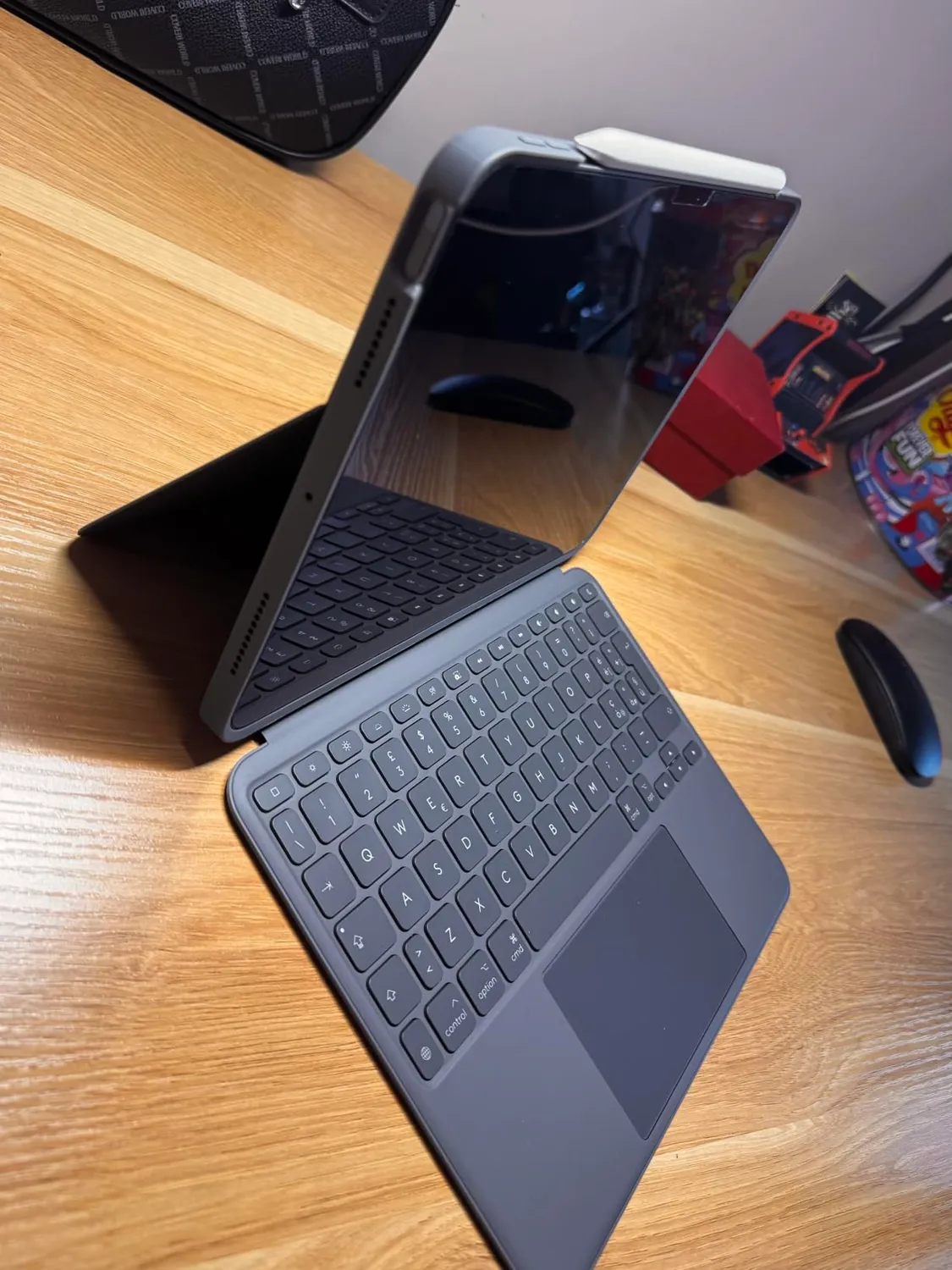 Logitech Combo Touch custodia tastiera iPad Air 13 ITA
