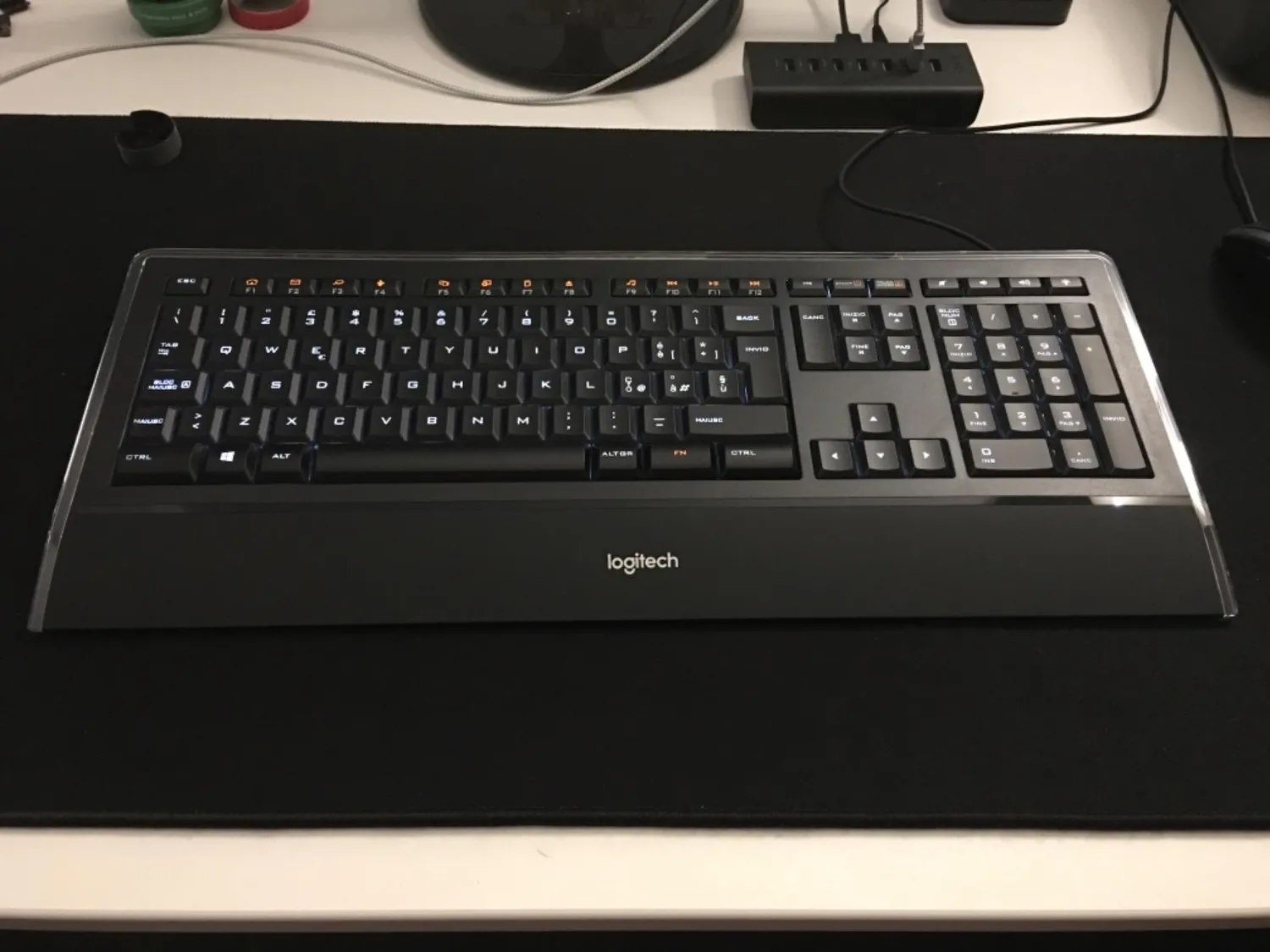 Logitech K740 Tastiera Cablata Illuminata ITA QWERTY Sottile
