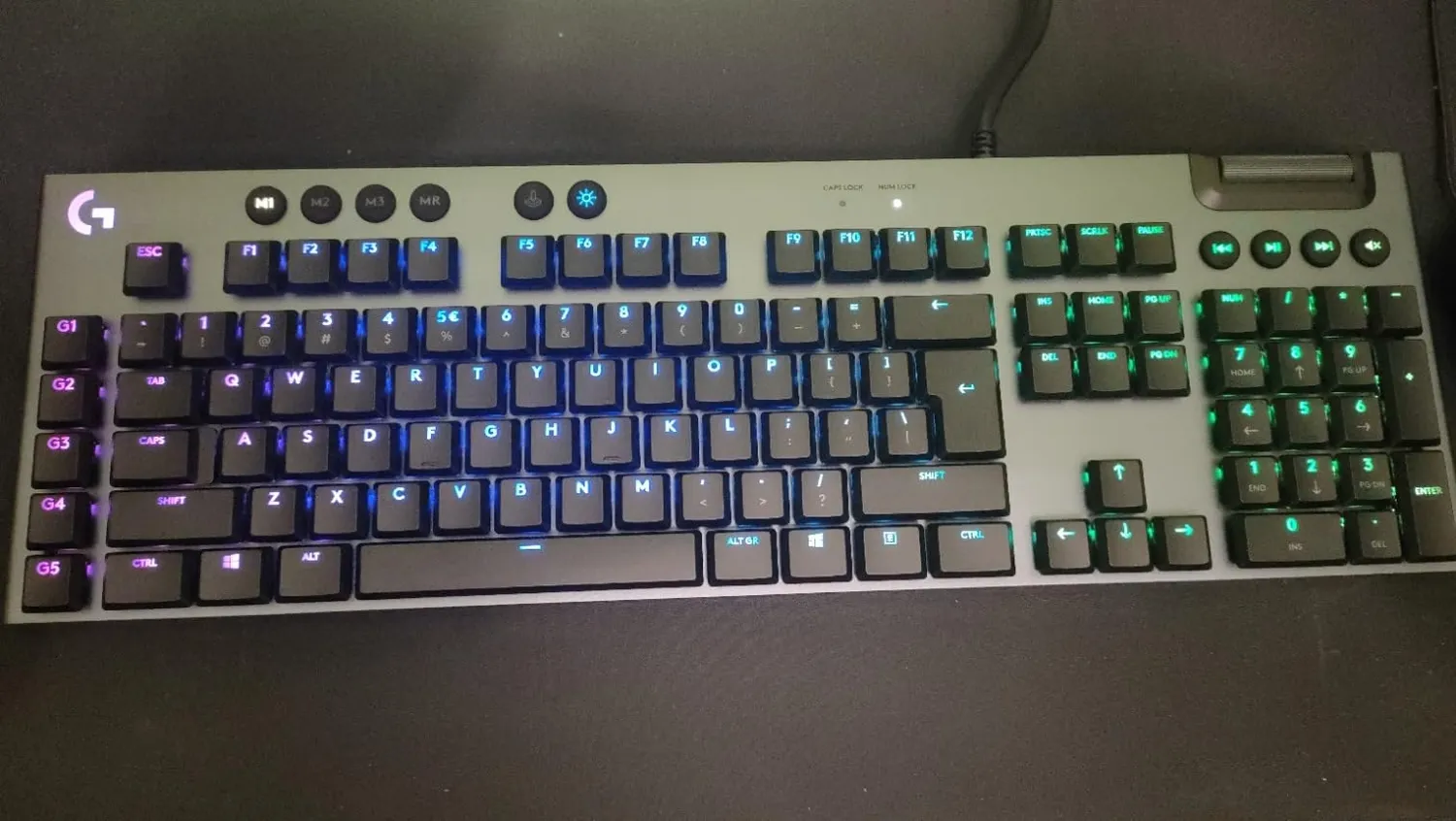 Logitech G G815 tastiera gaming cablata RGB tactile US low-profile
