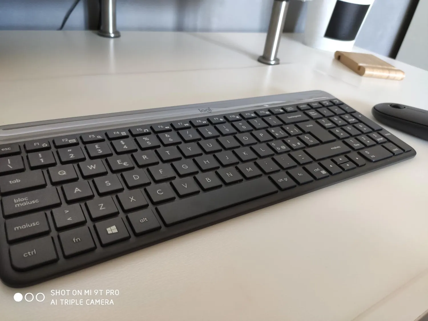 Logitech MK470 Slim kit tastiera e mouse wireless bianco silenzioso