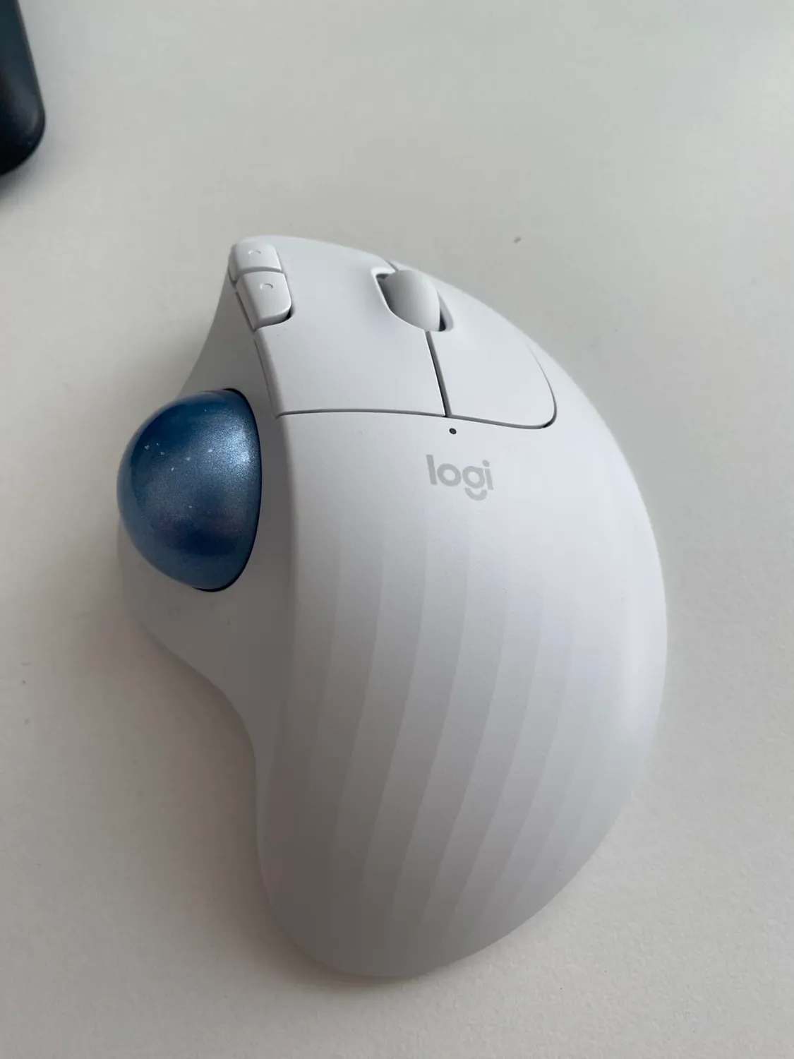 Logitech Ergo M575 mouse trackball wireless ergonomico