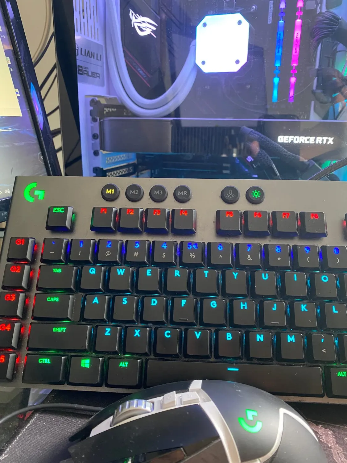Logitech G G815 tastiera gaming cablata RGB tactile US low-profile