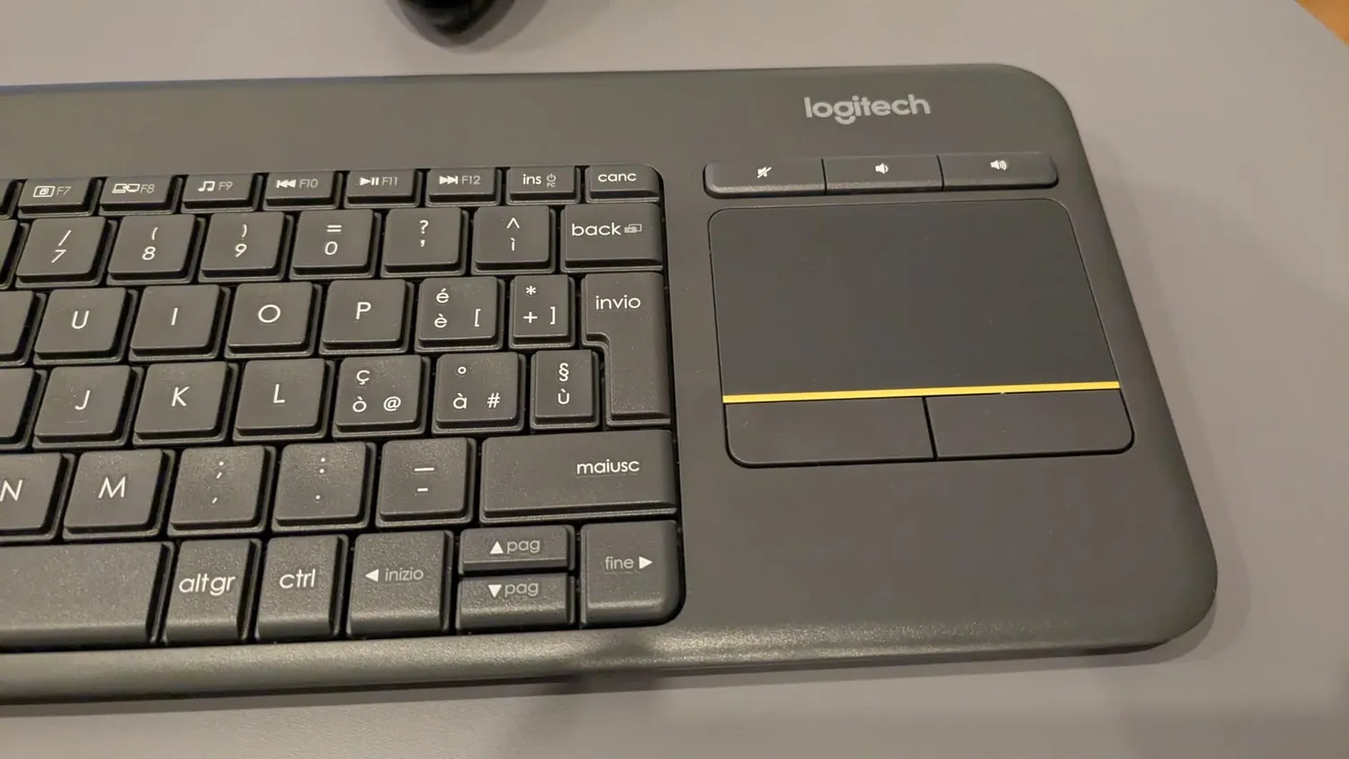 Logitech K400 Plus tastiera wireless bianca con touchpad