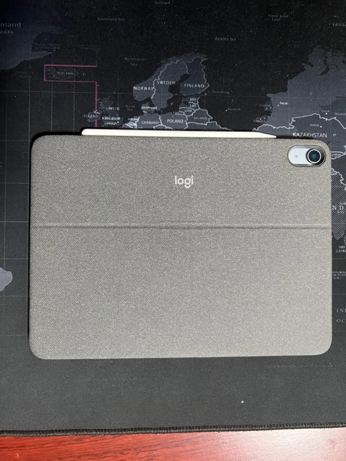 Logitech Combo Touch Custodia Tastiera iPad Air 4-5 Gen ITA retroilluminata