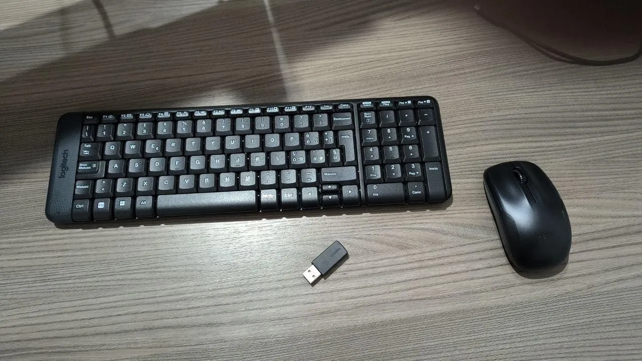 Logitech MK220 kit tastiera e mouse wireless compatti