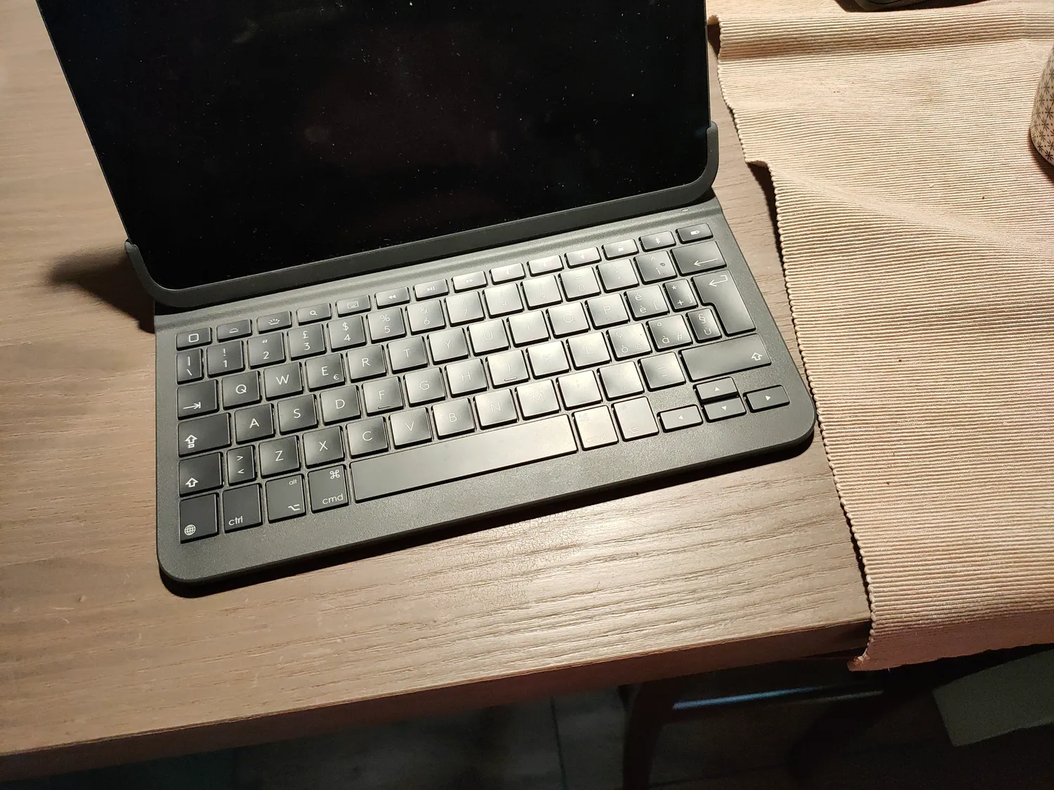 Logitech Slim Folio Pro Custodia Tastiera iPad 11 Retroilluminata