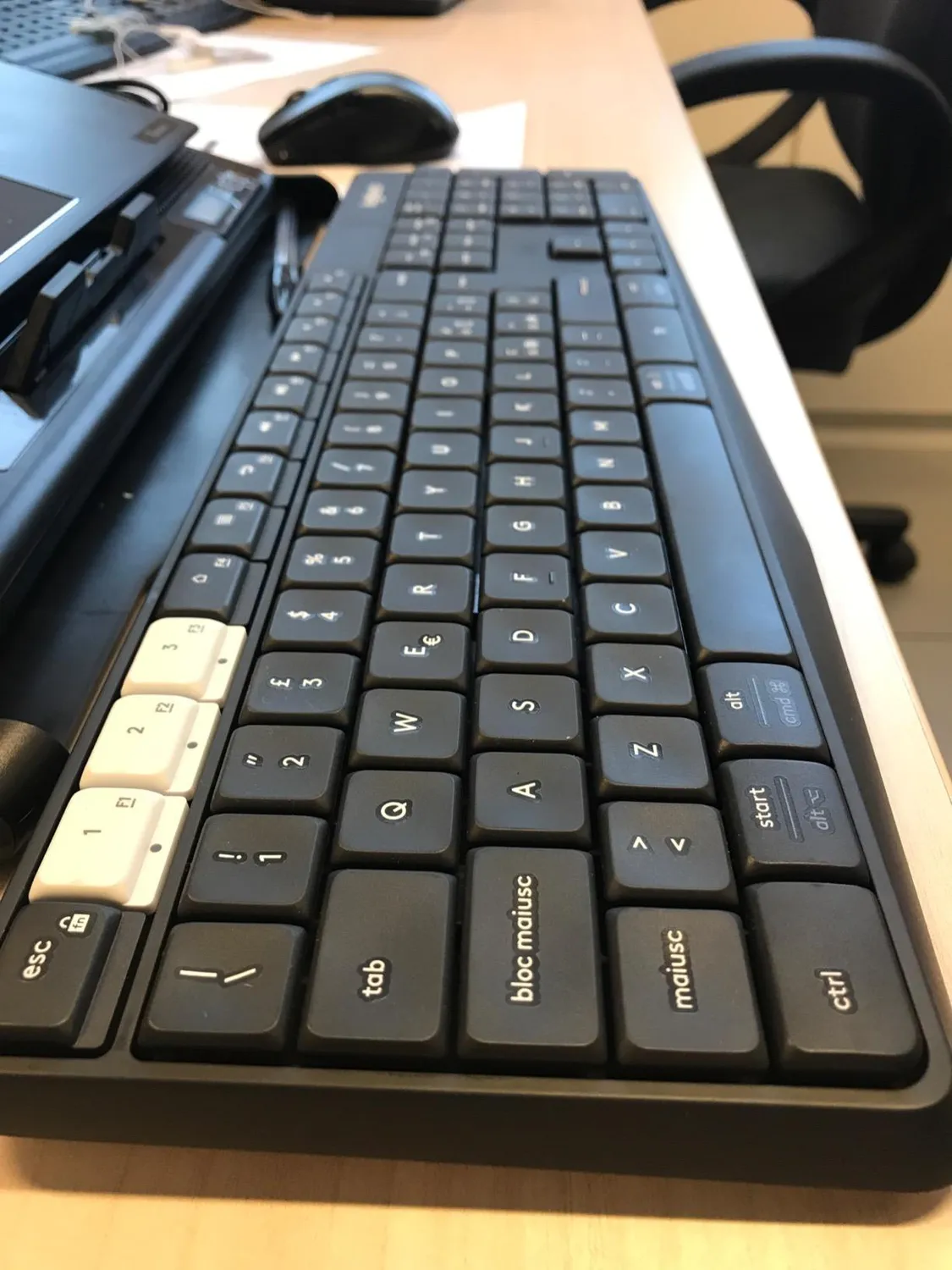 Logitech K375s tastiera wireless italiana nera con stand