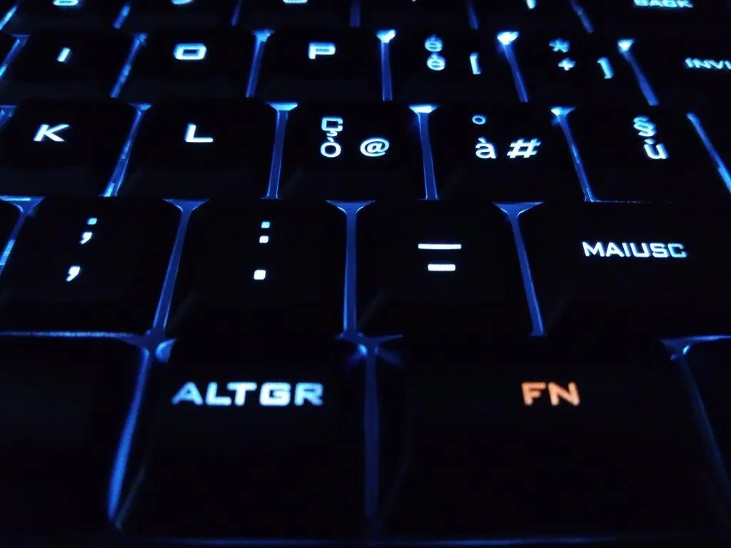 Logitech K740 Tastiera Cablata Illuminata ITA QWERTY Sottile
