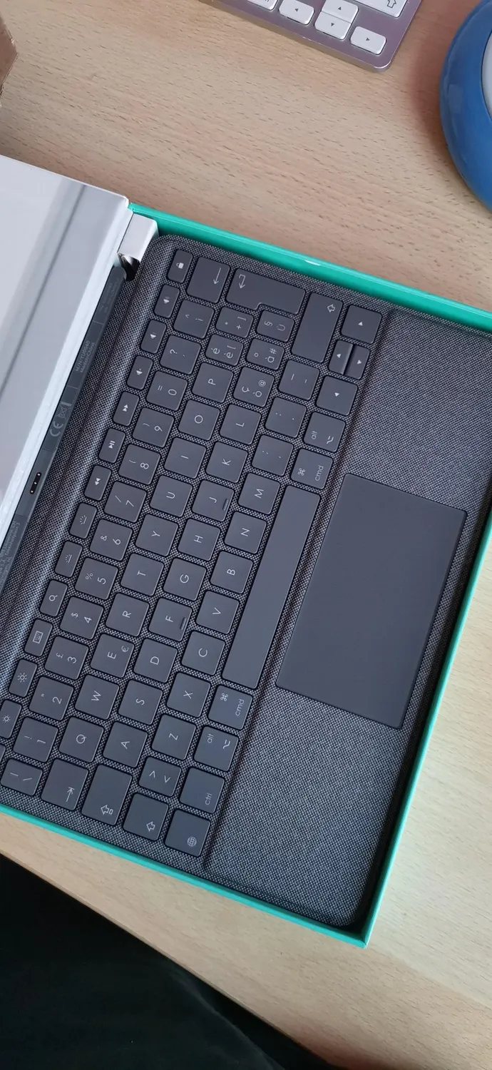 Logitech Combo Touch custodia tastiera iPad Air ITA retroilluminata