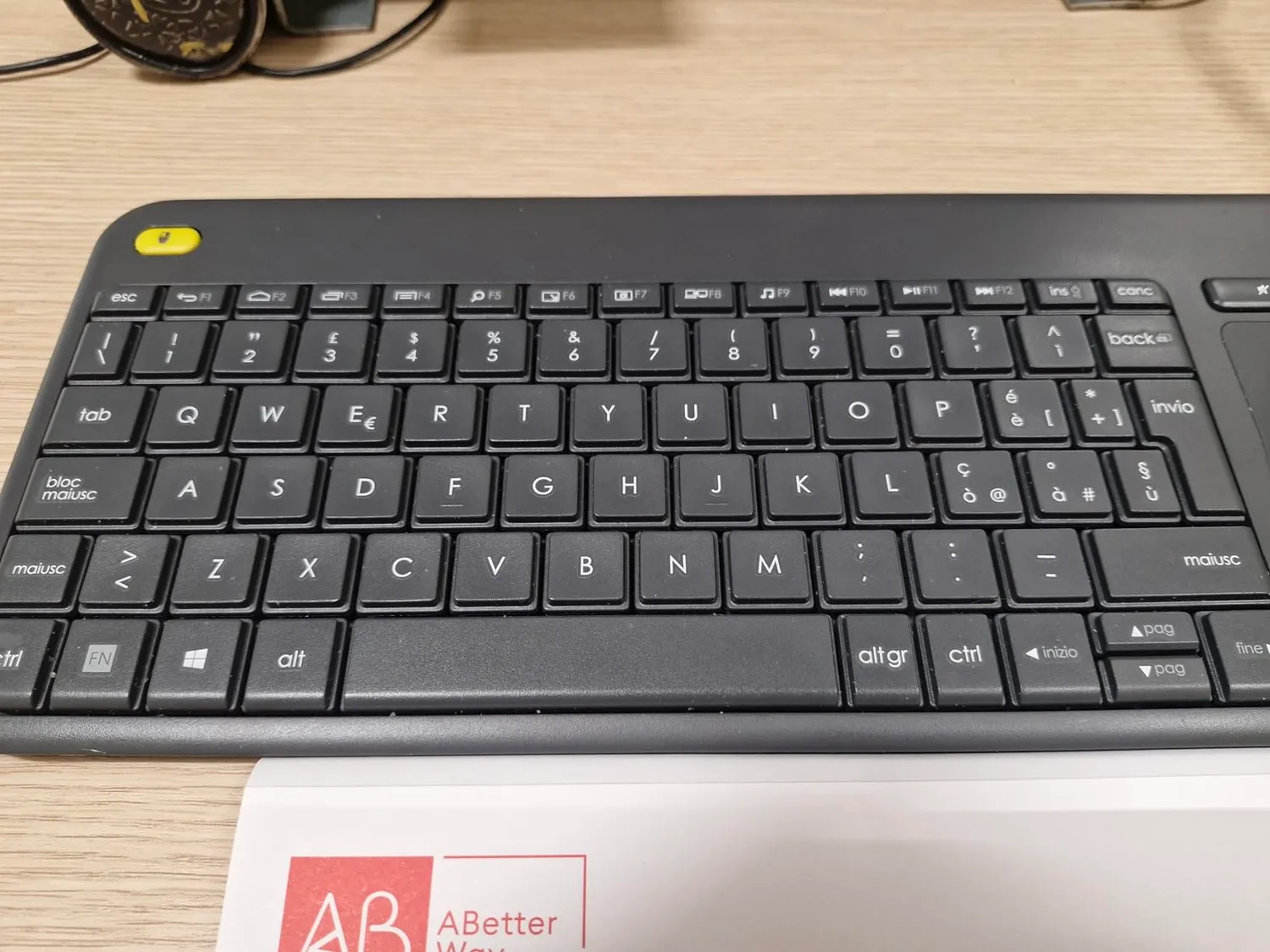 Logitech K400 Plus tastiera wireless bianca con touchpad