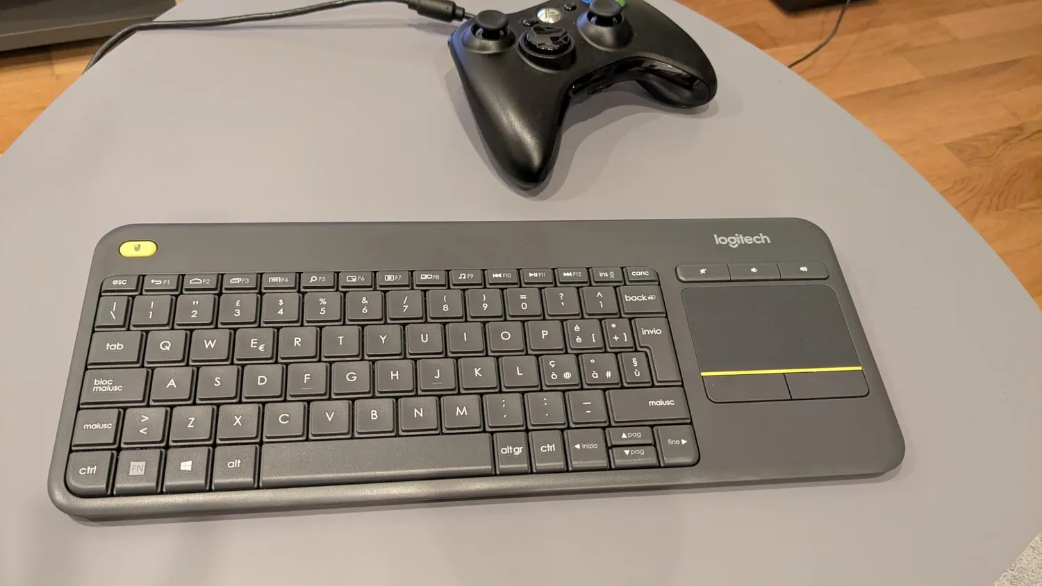 Logitech K400 Plus tastiera wireless bianca con touchpad