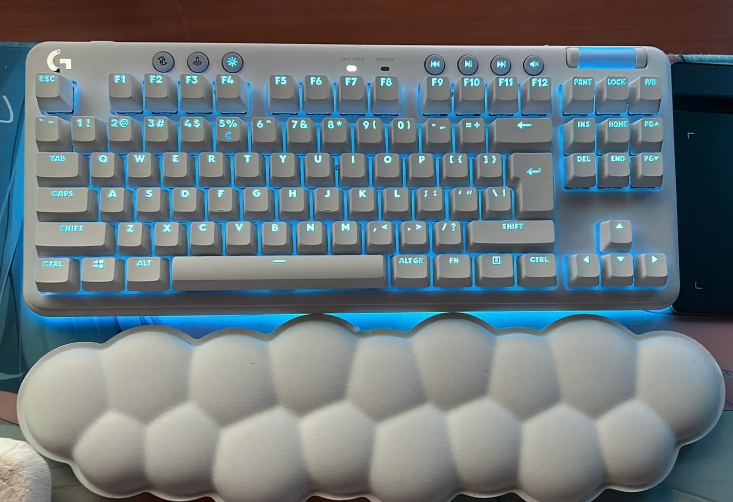 Logitech G G715 tastiera gaming wireless bianco RGB TKL