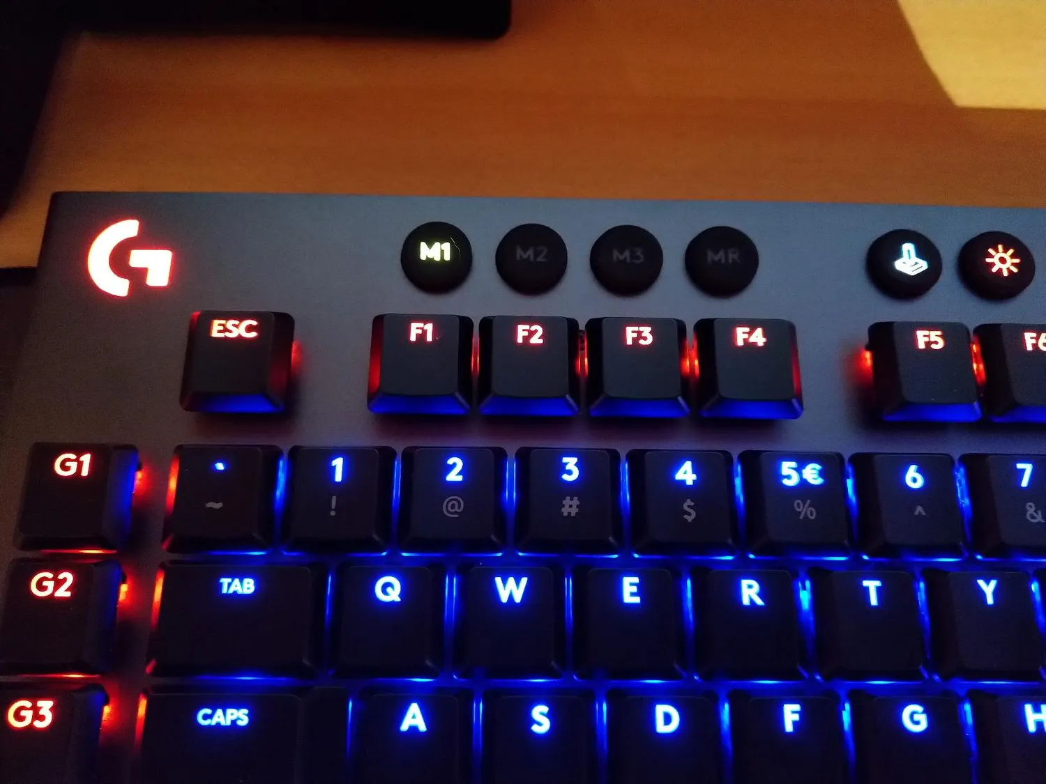 Logitech G G815 tastiera gaming cablata RGB tactile US low-profile